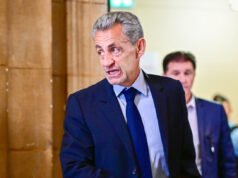Nicolas Sarkozy đối mặt cú sốc từ lệnh trưng dụng: 7 năm tù và 5 năm không đủ tư cách kháng cáo