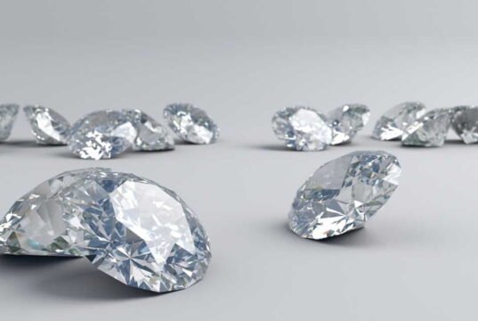 Người phụ nữ phát hiện viên kim cương 100.000 euro trong công viên Crater of Diamonds