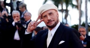 Liên hoan phim Cannes: John Travolta gây bất ngờ với chiếc mũ nồi trắng trong lần leo cầu thang đầu tiên kể từ năm 2018