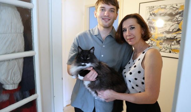 Zhanna Klimenka chụp ảnh cùng con trai và chú mèo Tom của họ. Ảnh Jean Marc Loos