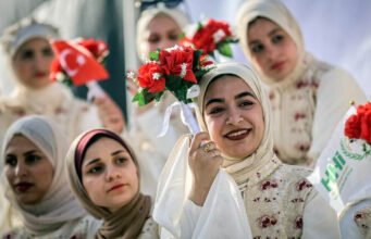 “Ngày hạnh phúc nhất đời chúng tôi”: Người dân Gaza tổ chức đám cưới tập thể giữa đống đổ nát