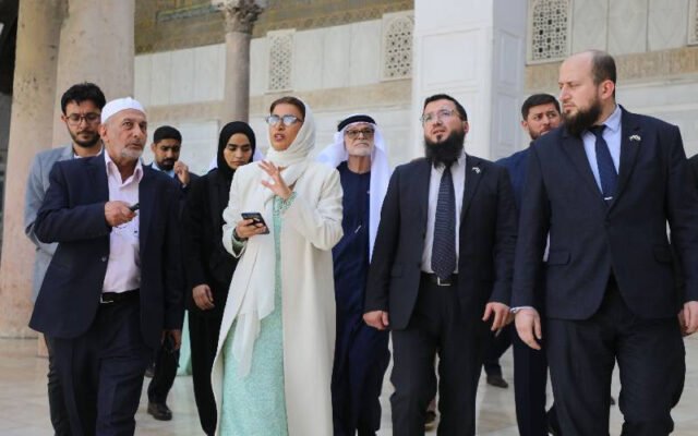 Với sự hỗ trợ của Sheikha Fatima, Các Tiểu vương