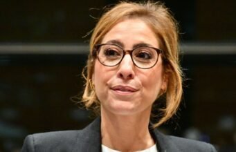 Léa Salamé không có bộ lọc về cha cô Ghassan và thời thơ ấu của ông: “Thất bại một nửa là không thể chấp nhận được đối với ông”