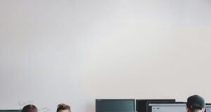 Để đầu tư AI có lãi, các công ty phải tính đến công nhân của mình