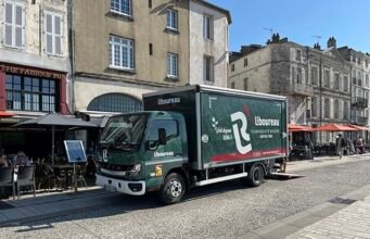Một chiếc FUSO điện dành cho việc giao hàng ở trung tâm thành phố