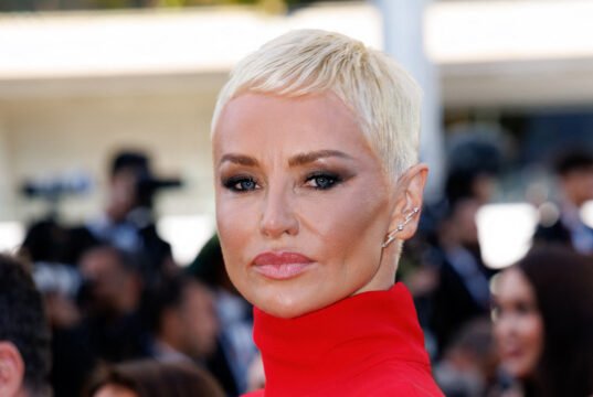 Cannes 2026: Đối mặt với cáo buộc nghiêm trọng từ người yêu cũ, Adriana Karembeu ra mắt bộ đồ mới trên thảm đỏ
