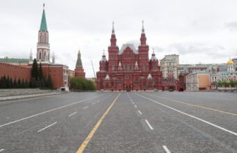 Zelensky làm mưa làm gió trong cuộc diễu hành của Putin: Kyiv và Moscow tuyên bố ngừng bắn đối thủ