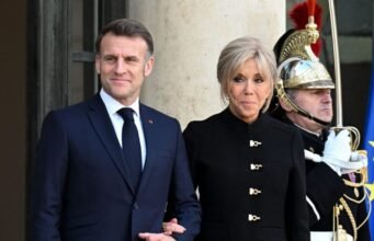 Emmanuel và Brigitte Macron được nhìn thấy tại La Rotonde: khoảnh khắc đồng lõa này khác xa với tin đồn ngoại tình