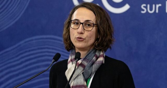 Chính sách. Claire Thoury, nhà hoạt động cộng đồng hiện