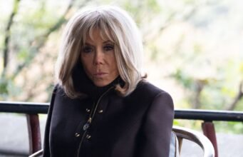 Brigitte Macron xuất hiện trở lại bên cạnh Emmanuel Macron: sự lựa chọn trang phục này phản bội bầu không khí băng giá
