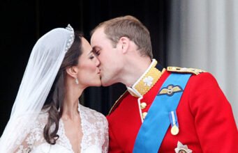 Kate và William: Một miếng bánh cưới 15 năm tuổi của họ sẽ được bán với giá điên rồ