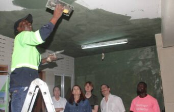 Hệ thống sơn mới nhằm làm đẹp lớp hoàn thiện tòa nhà ở Kenya