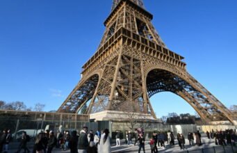 Paris. Bị dỡ bỏ khỏi tháp Eiffel 40 năm trước, một phần cầu thang được bán đấu giá với giá 450.000 euro