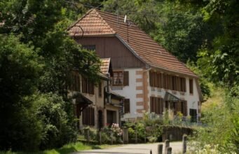 giá các tòa nhà cũ đang tăng trở lại, thị trường vẫn còn mong manh