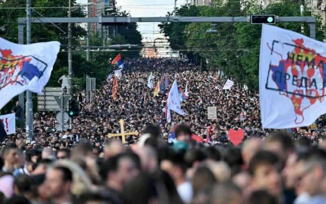 Hàng ngàn người tụ tập ở thủ đô Serbia để