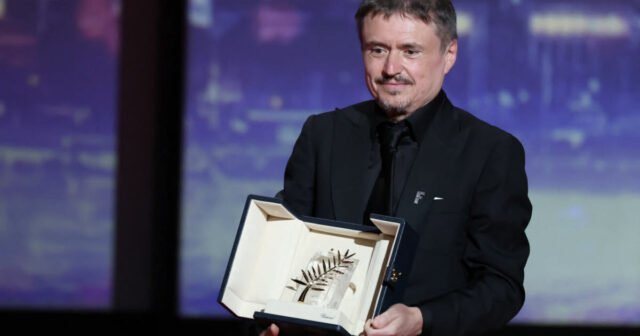 Liên hoan phim Cannes. Cristian Mungiu nhận Cành cọ vàng