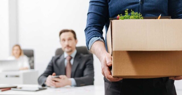 Đang nghỉ ốm vì trật khớp vai, anh ta mất