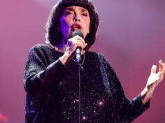 Mọi người. Một nhà sản xuất bia Breton xin lỗi Mireille Mathieu vì một trong những loại bia của ông