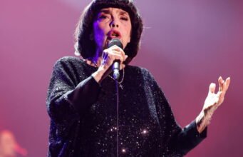 Mọi người. Một nhà sản xuất bia Breton xin lỗi Mireille Mathieu vì một trong những loại bia của ông