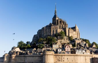 cuộc chiến của các nhà lãnh đạo ở Mont-Saint-Michel gây nguy hiểm cho việc bảo trì hàng trăm di tích khác như thế nào?