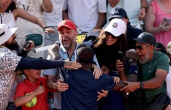 Khán giả đánh cắp vợt ở Roland-Garros, Tiafoe nhắn tin tìm lại