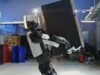 Atlas nâng tủ lạnh mini: Robot hình người của Boston Dynamics dường như đã sẵn sàng cho công việc công nghiệp