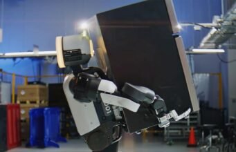 Atlas nâng tủ lạnh mini: Robot hình người của Boston Dynamics dường như đã sẵn sàng cho công việc công nghiệp