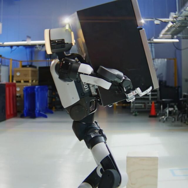Atlas nâng tủ lạnh mini: Robot hình người của Boston