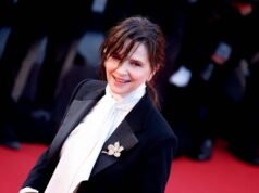 Cannes 2026: Áo khoác dài và trâm cài, Juliette Binoche dám diện nổi bật trên thảm đỏ