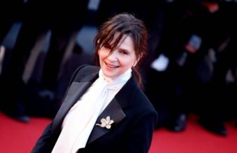Cannes 2026: Áo khoác dài và trâm cài, Juliette Binoche dám diện nổi bật trên thảm đỏ
