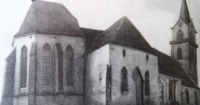 Cernay. 180 năm trước tháp chuông nhà thờ Saint-Étienne bốc