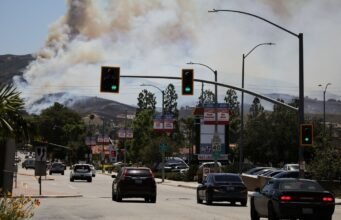 Cháy rừng ở California ở đồi Simi Valley đe dọa nhà cửa, khiến phải sơ tán khẩn cấp