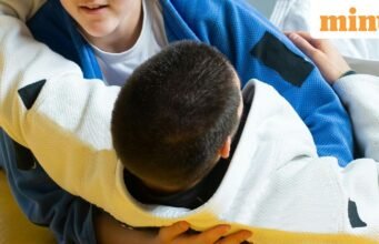 Chú rể đấu với cô dâu: Các cặp đôi tranh nhau trong đám cưới để quyết định ai sẽ làm việc nhà; người thua cuộc nói: “Tất nhiên là tôi phải thua”