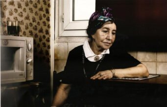 “Chúc mừng tất cả những người mẹ vô hình”: Messaouda, 90 tuổi, cuối đời bên gia đình