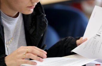 Chúng ta có nên đặt ra độ tuổi tối thiểu để tham gia kỳ thi không?