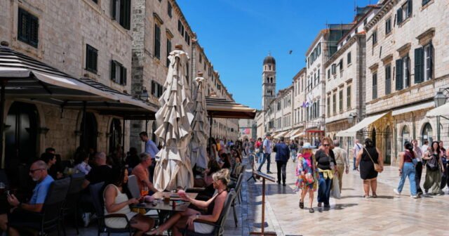 Croatia. Các thành phố có thể cấm bán rượu vào