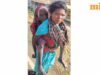 Để nhận được khoản lương hưu ₹500, một phụ nữ bộ lạc ở Chhattisgarh cõng mẹ chồng 90 tuổi trên lưng đi dạo; video lan truyền