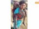Để nhận được khoản lương hưu ₹500, một phụ nữ bộ lạc ở Chhattisgarh cõng mẹ chồng 90 tuổi trên lưng đi dạo; video lan truyền