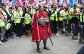 “Lại tiếp tục cuộc thập tự chinh”, “di cư”… Tại London, một cuộc tuần hành cực hữu mới quy tụ hàng chục nghìn người đồng tình