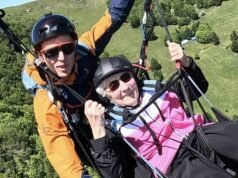 Masevaux-Niederbruck. Jacqueline, 95 tuổi, cất cánh (và hạ cánh) trên chiếc dù lượn