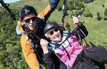 Masevaux-Niederbruck. Jacqueline, 95 tuổi, cất cánh (và hạ cánh) trên chiếc dù lượn