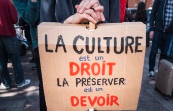 Ở Paris, thế giới văn hóa đứng lên chống lại Bolloré trước Olympia
