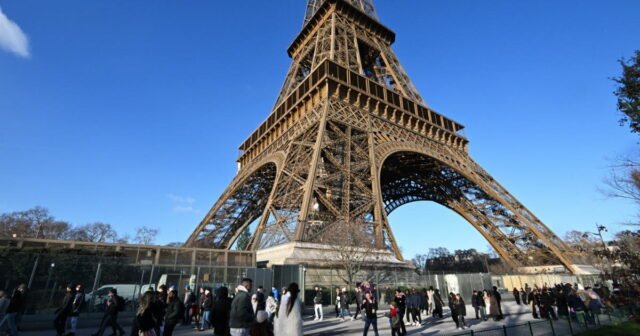 Paris. Bị dỡ bỏ khỏi tháp Eiffel 40 năm trước,