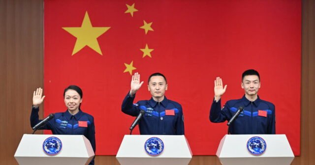 Phi hành gia Trung Quốc chuẩn bị dành cả năm