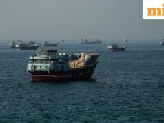 Quân đội Mỹ bắn tên lửa vào tàu chở hàng sau khi phớt lờ 20 cảnh báo để đến Iran vi phạm lệnh phong tỏa Hormuz