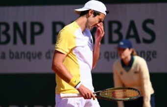 Quần vợt. Alsatian Dan Added bị loại ở vòng loại Roland-Garros