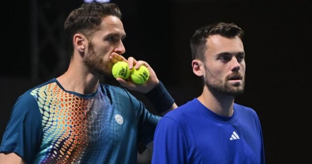 Roland Garros. Albano Olivetti và Théo Arribagé không nắm bắt