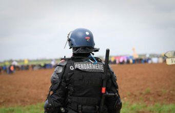 Sainte-Soline: “Libération” và Mediapart đang thực hiện công việc mà IGGN bỏ rơi, nhưng Laurent Nuñez “muốn hỗ trợ các hiến binh và cảnh sát”