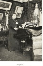 Chân dung Augusta Holmès bên cây đàn piano đăng trên La Revue Illustrée ngày 15 tháng 1 năm 1895 / Photo Palazzetto Bru Zane