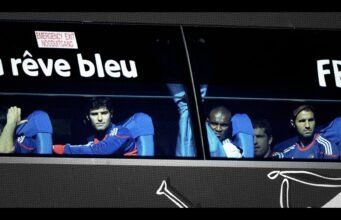 “The Bus: the Blues on attack” trên Netflix: những bóng ma của đội bóng Pháp trong một bộ phim tài liệu giật gân và sai lầm